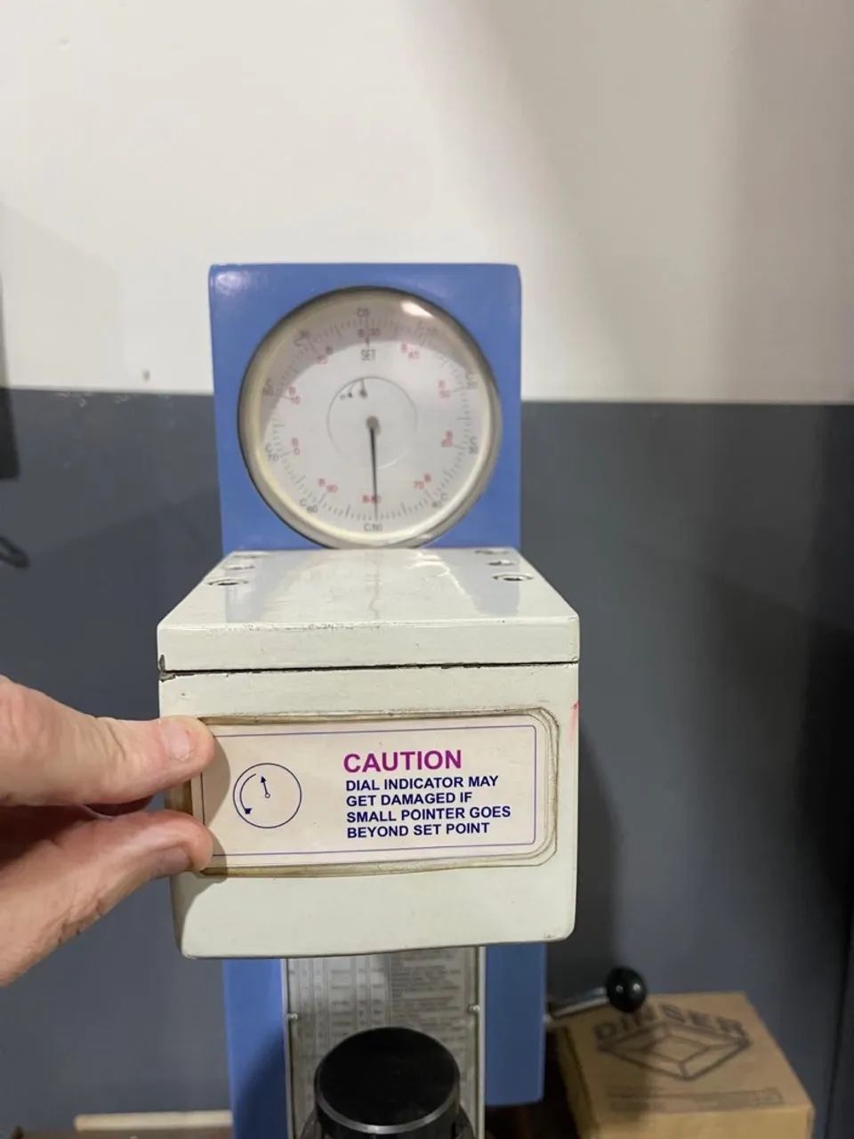  Durômetro de bancada para ensaios de dureza - Foto 3