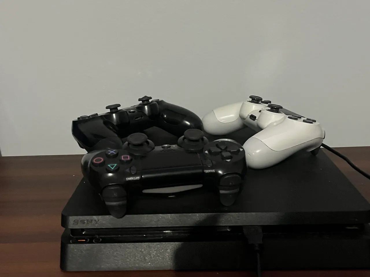 Vendo play 4 com controles e jogos