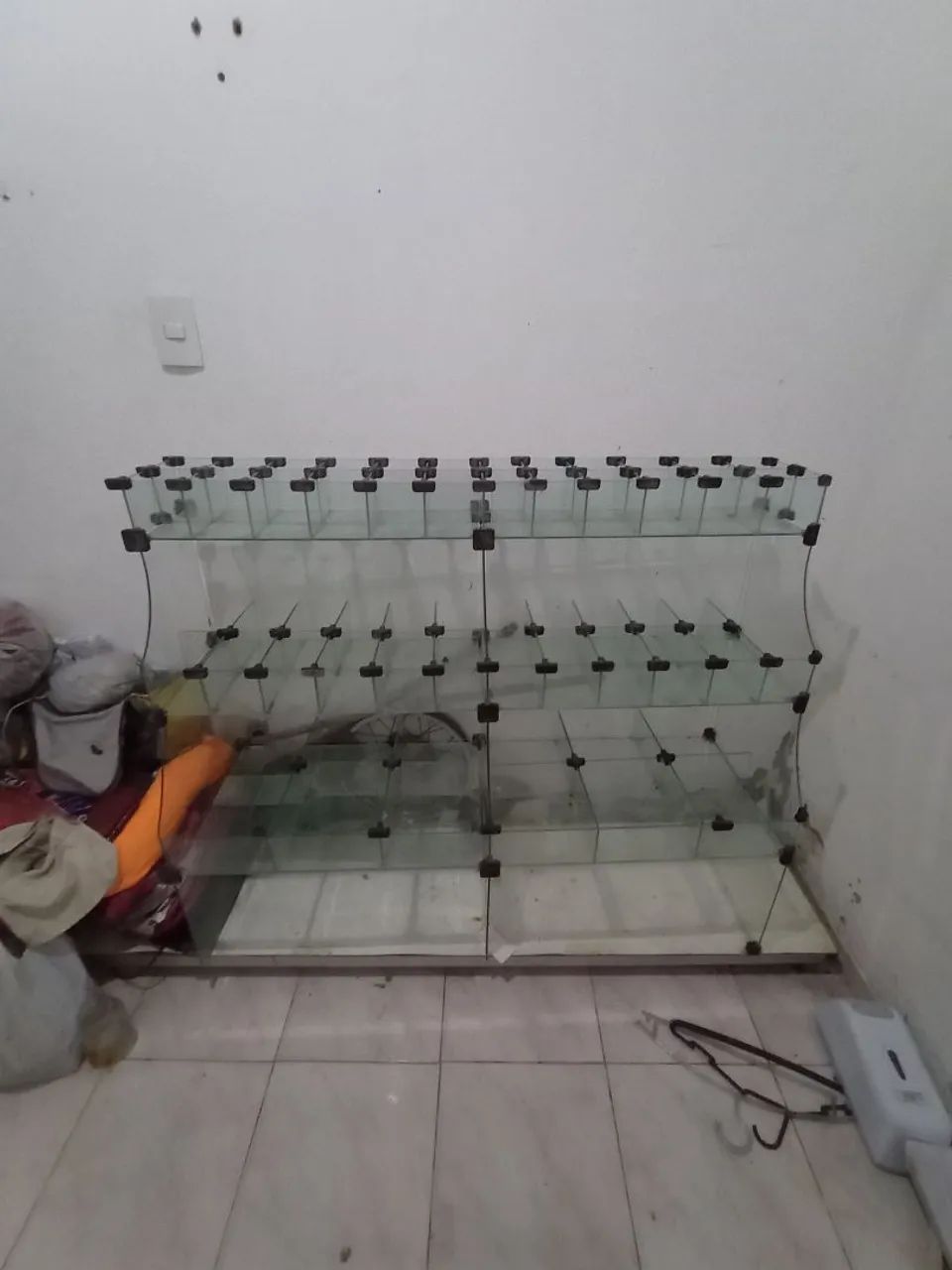 Vede-se balcão de vidro com divisórias  - Foto 3
