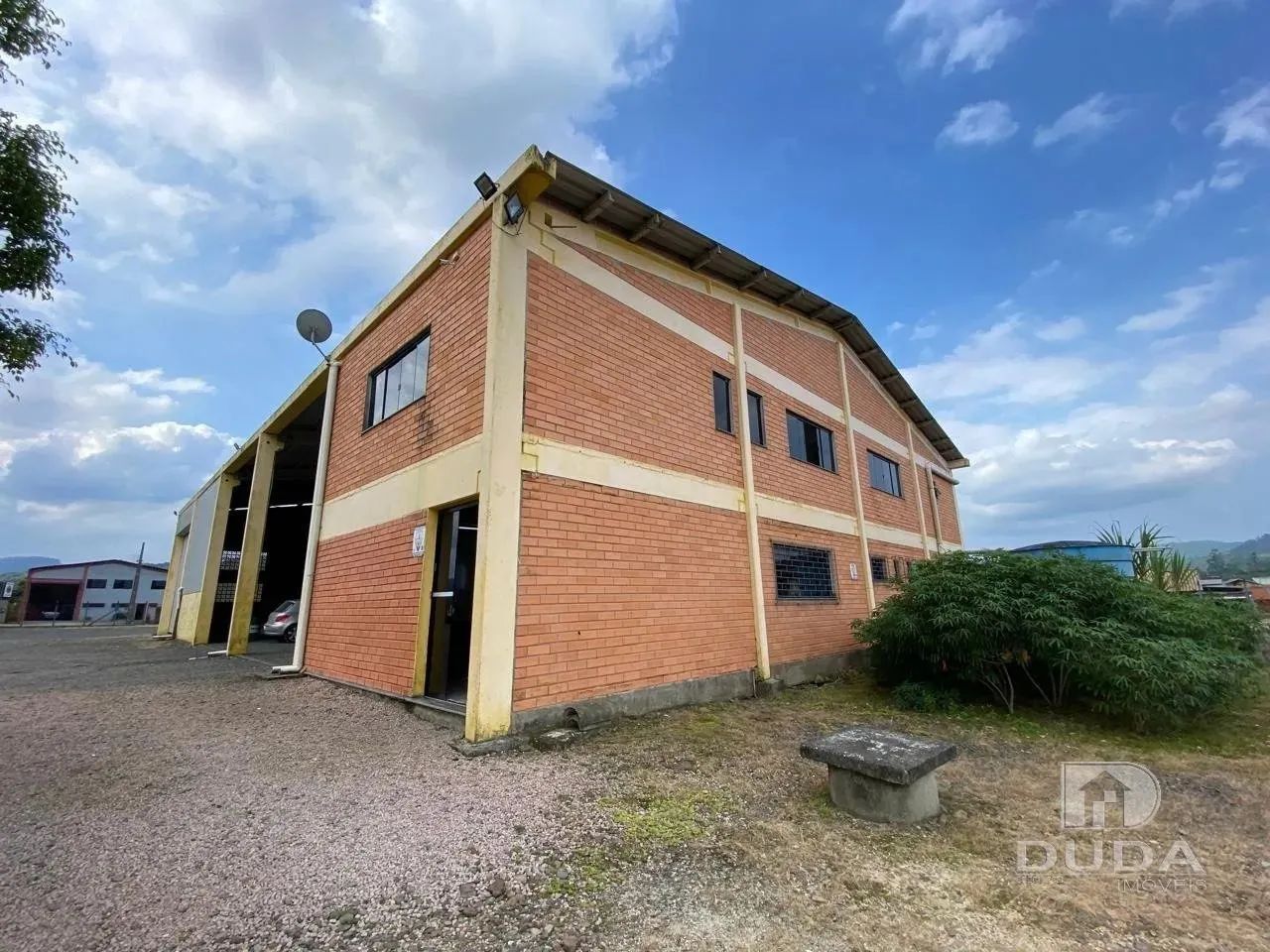 Galpão na rodovia com aproximadamente 720 m²