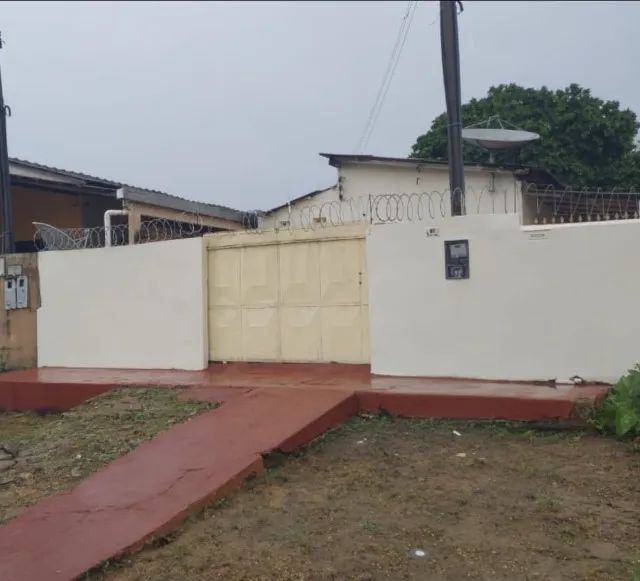 ALUGA-SE CASA DE 2 QUARTOS COM AREA EXTERNA AMPLA