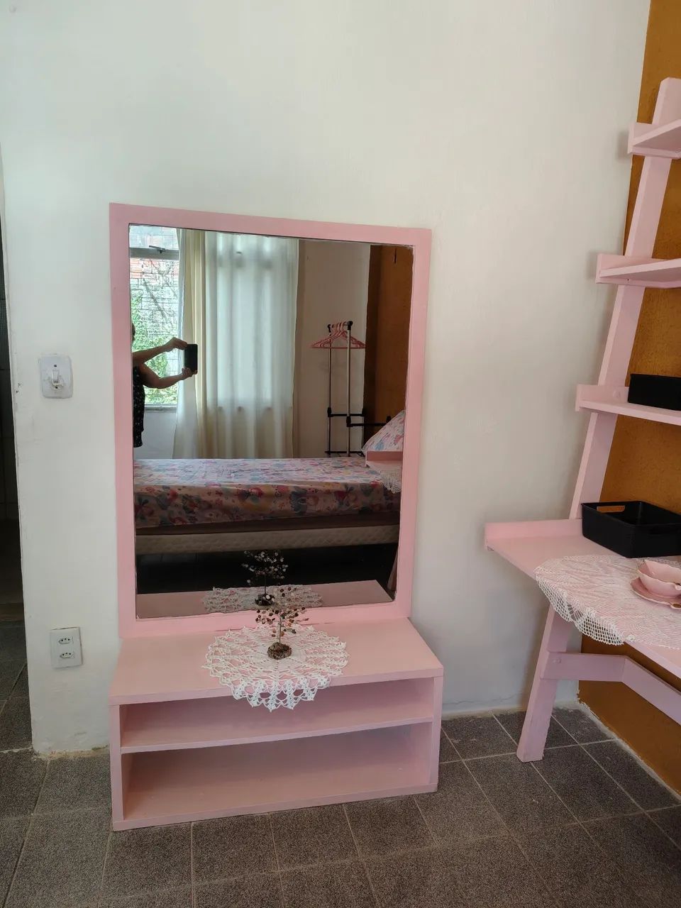 Aluga-se um quarto para moças.
