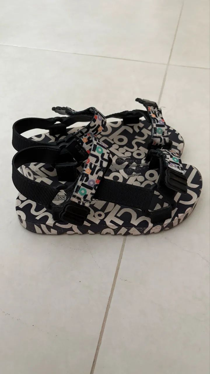 Mini Melissa em colabe com a Fábula 
