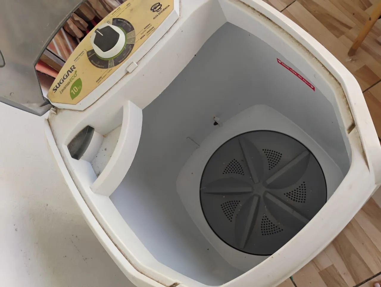 Tanquinho com funcionamento excelente porém a tampa e o pé está quebrado. 