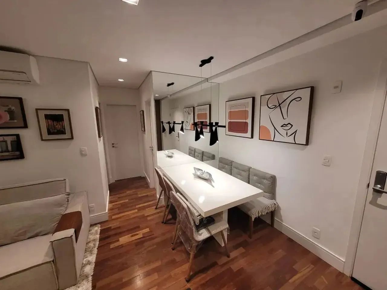 Apartamento de alto padrão com quadra de tênis.