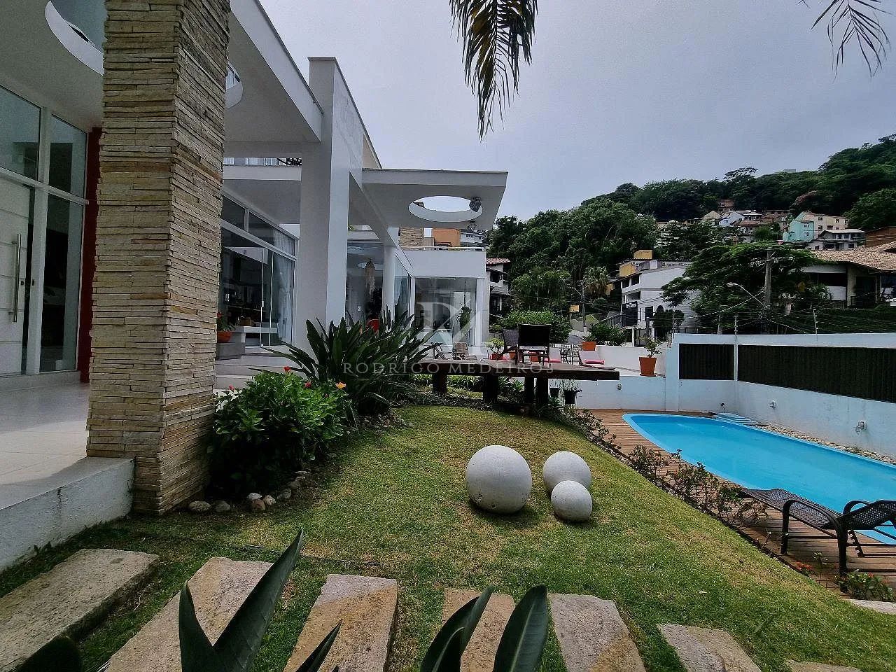 RESIDÊNCIA EXCLUSIVA COM 8 SUÍTES | AGRONÔMICA  FLORIANÓPOLIS