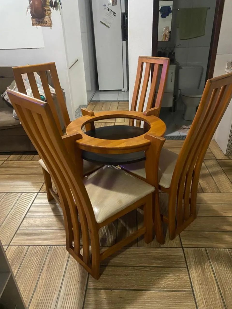 Tronco de mesa com 4 cadeiras. - Foto 3