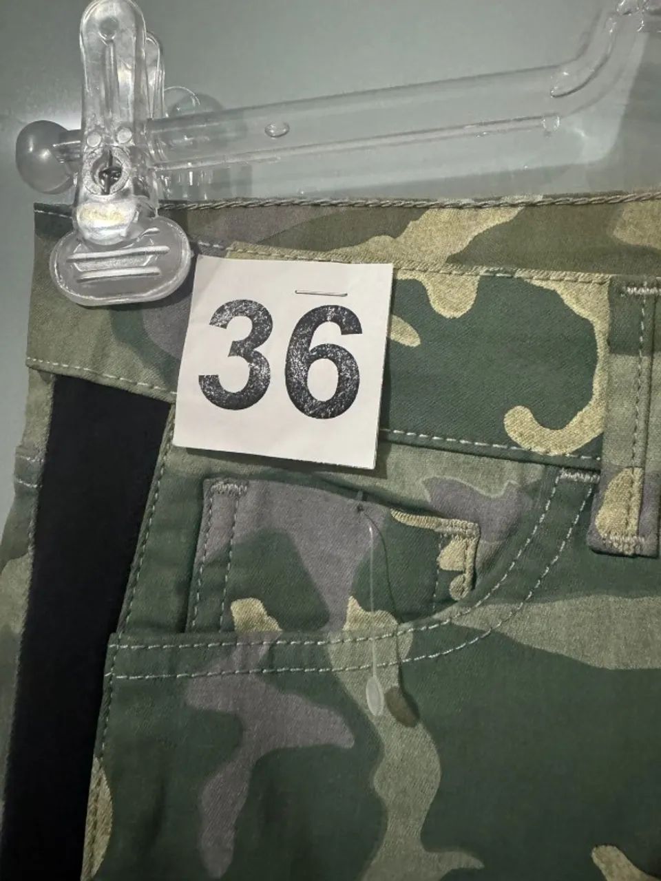 Calça Feminina Camuflada com Faixa Lateral Tam. 36 - Foto 2