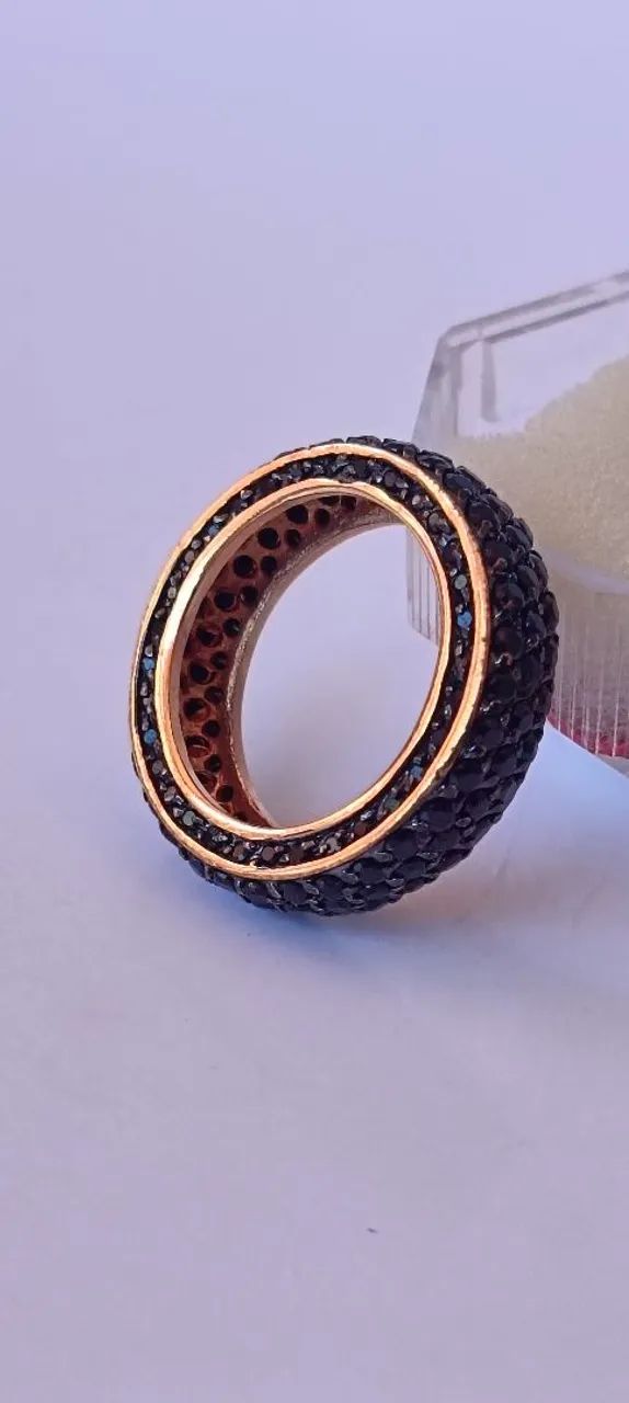 ANEL COM ZIRCÔNIAS NEGRAS BANHADO A OURO  - Foto 5