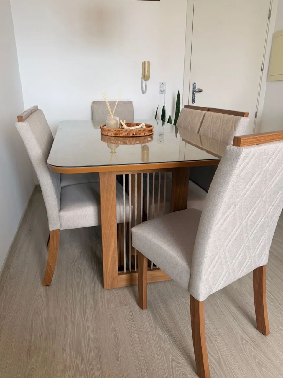 Mesa com 6 cadeiras impecáveis.  - Foto 2
