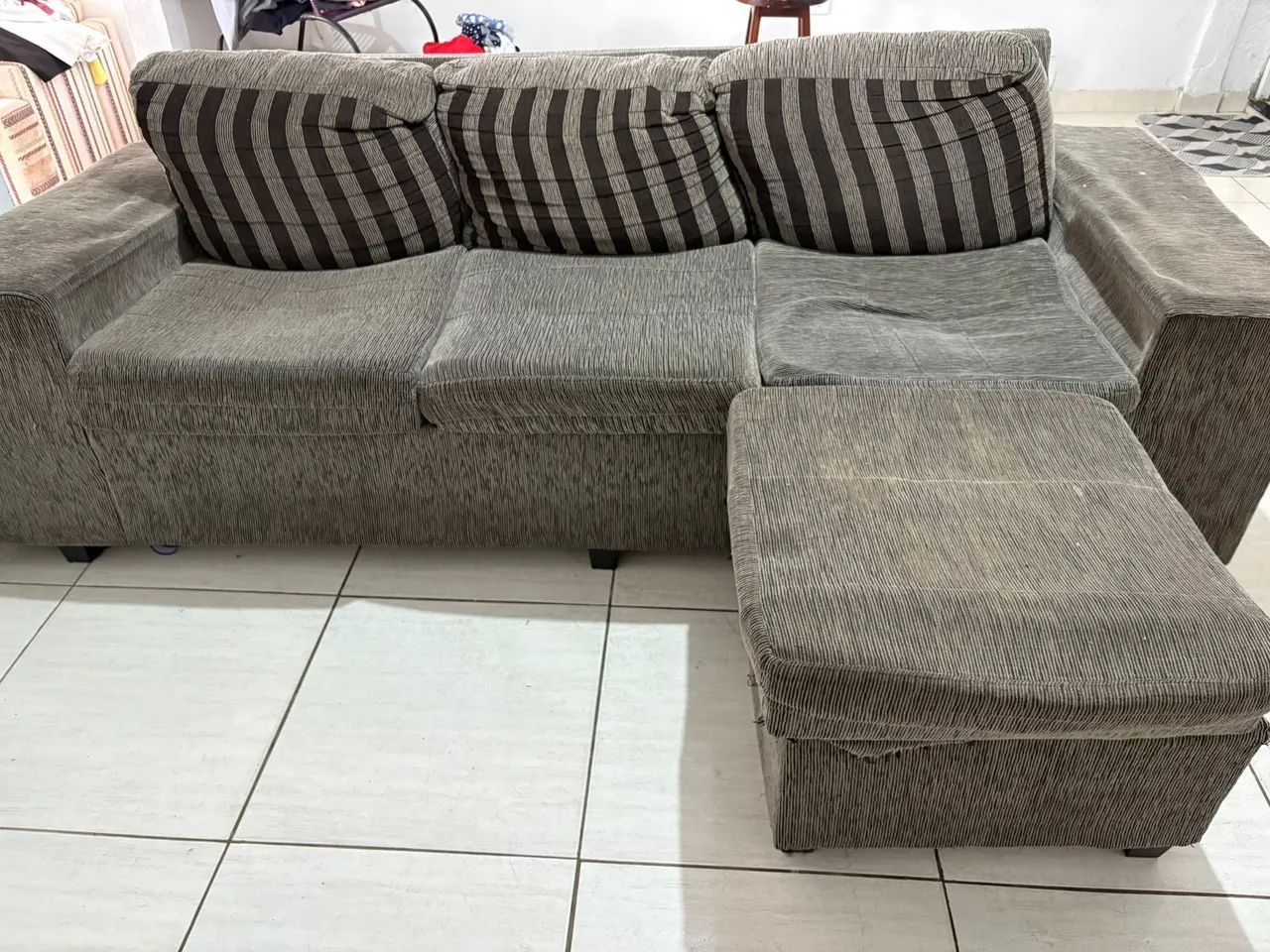 Vendo sofá 3 lugares com puf - Foto 4