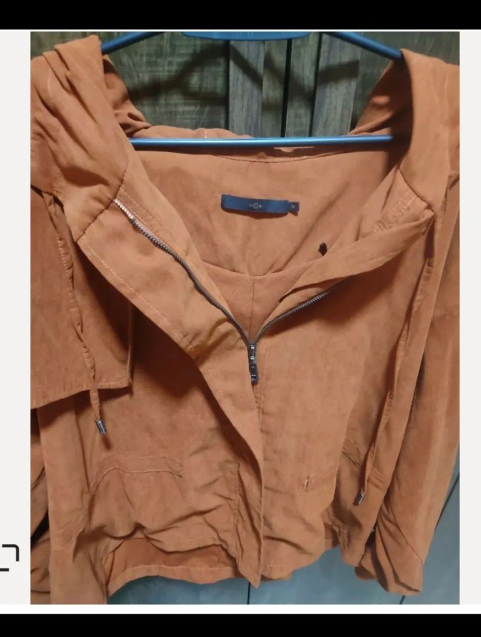 Blusa feminina cor terra com capuz
