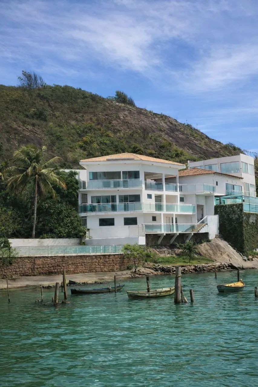 CASA NO MORRO DO MORENO