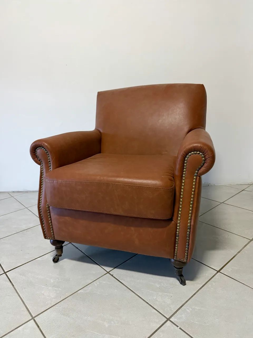 Poltrona couro clássica 