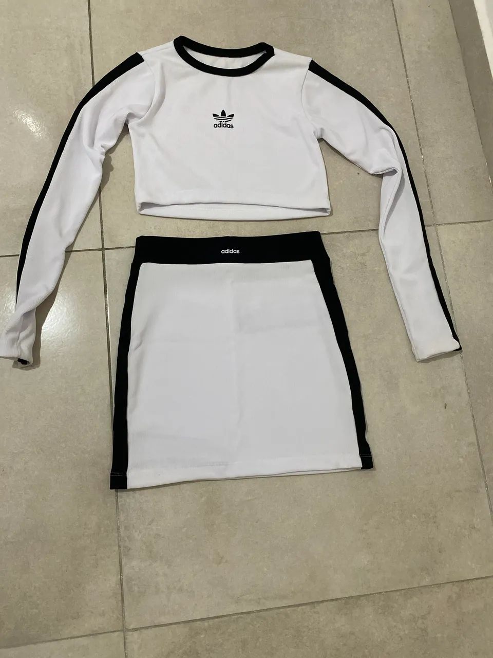 Conjunto adidas cropped e saia 