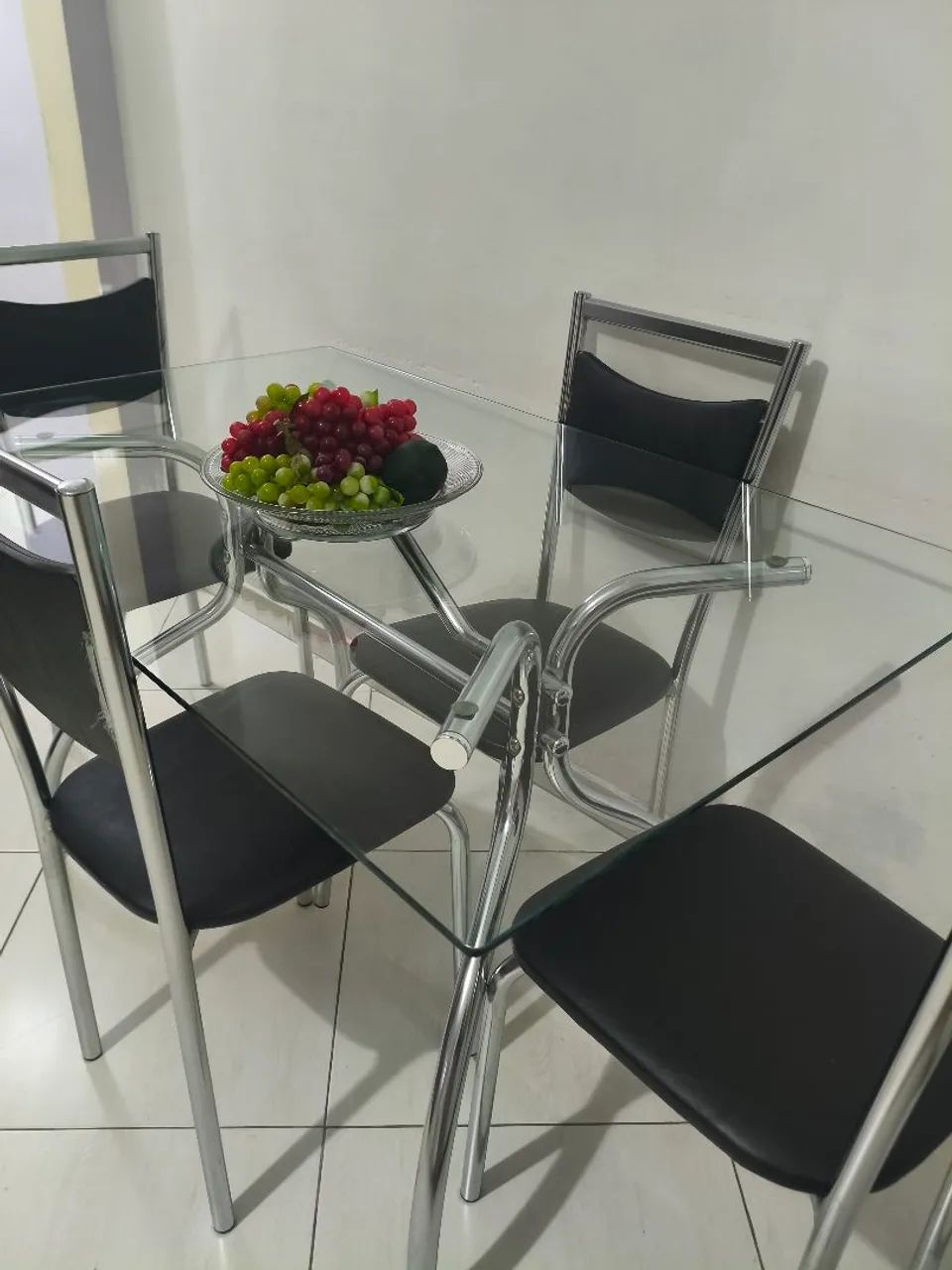 Mesa de Jantar de Vidro com 4 Cadeiras Cromadas - Linda, Moderna e Impecável!