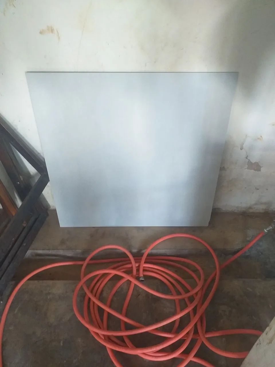 Uma placa de porcelanato 83x83 cm