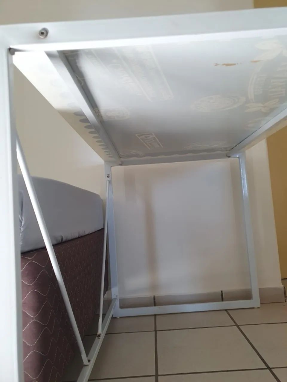 Escrivaninha com tampo de vidro - Foto 3