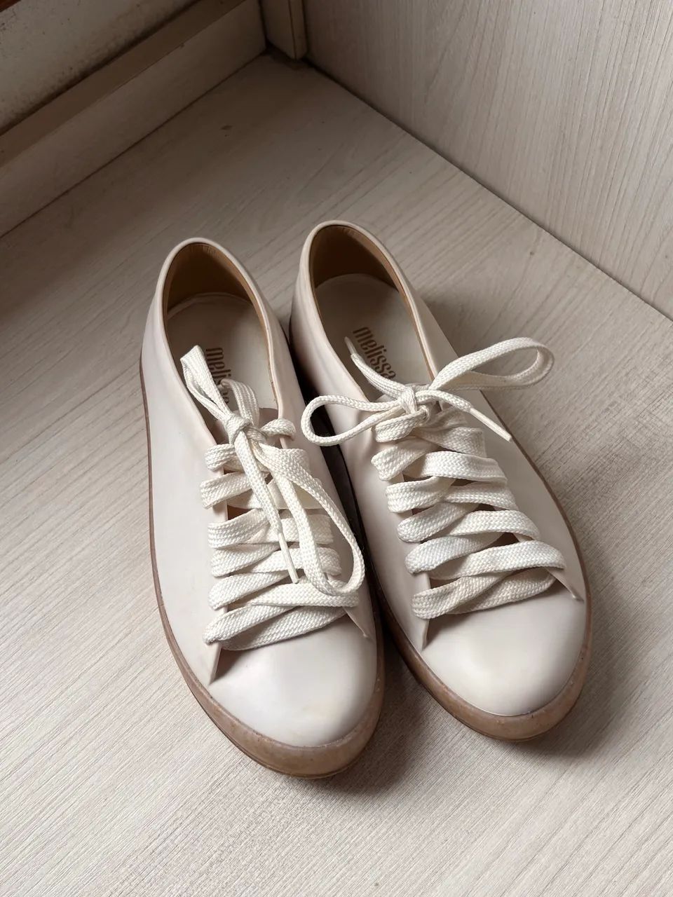 Tênis Melissa branco/off-white - básico e versátil