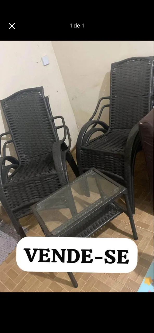 JOGO DE CADEIRAS DE FIBRA COM MESA DE CENTRO