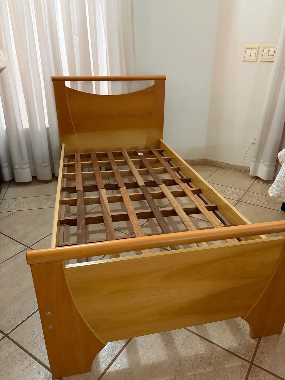 Cama de solteiro (madeira maciça)