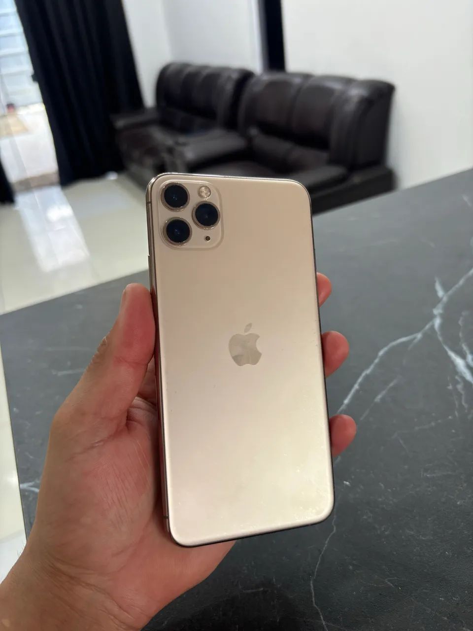 Vendo iPhone 11 Pro Max dourado  - Foto 3