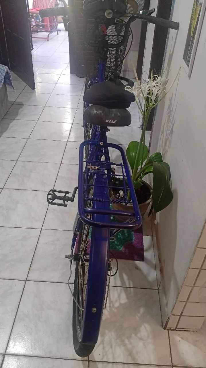 vendo bicicleta ? lindoa nova com cesto é bagageiro vai com  capacete ? de brinde ap - Foto 4