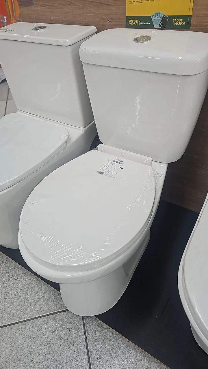 Vaso sanitário com caixa acoplada, assento softclose e kit de instalação. 
