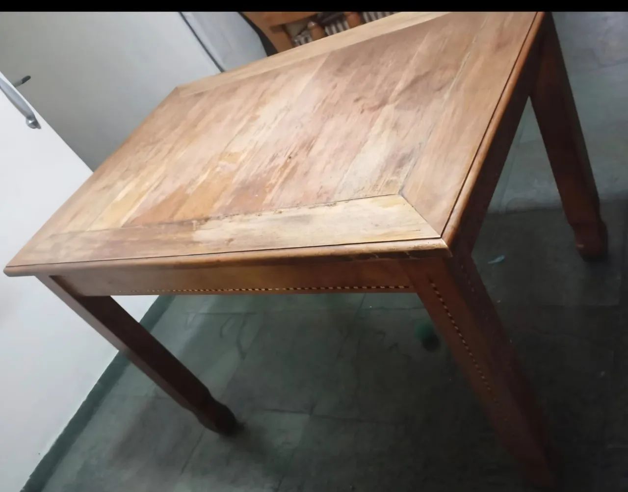Mesa de madeira maciça em bom estado. 