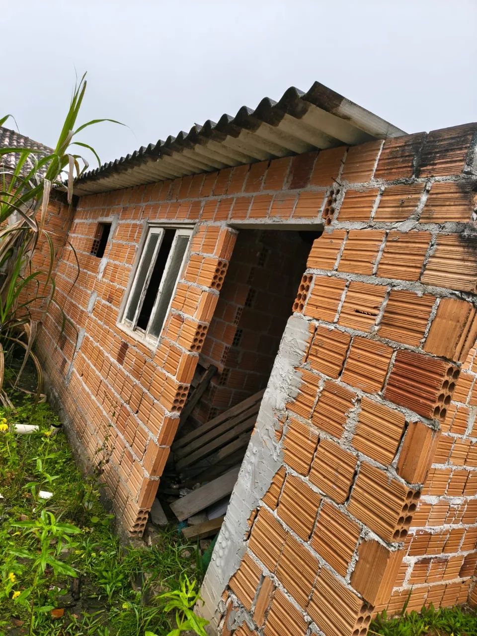 Vendo terreno com duas Kitnets e sala comercial  - Foto 5