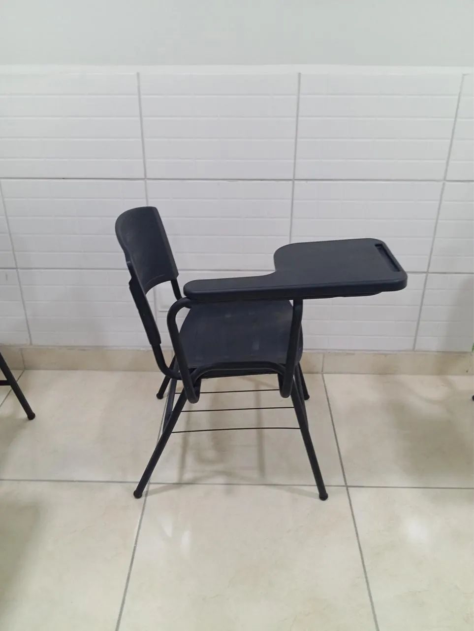 KIT 20 CADEIRAS UNIVERSITÁRIAS PLASTICA PRANCHETA PRETO  - Foto 3