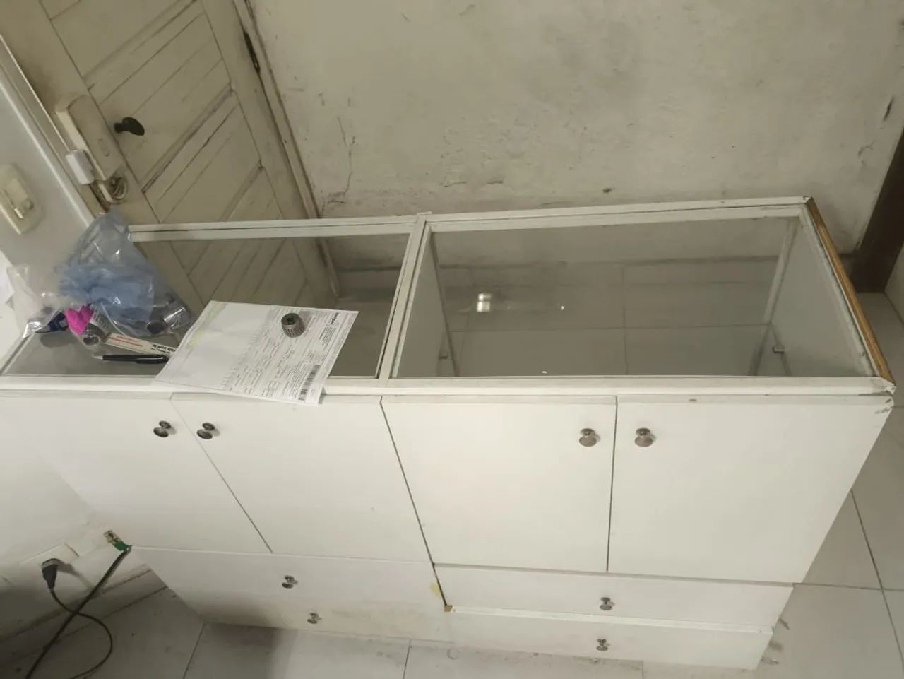 Balcão mostruário branco com vidro, 4 portas e 4 gavetas - Foto 2