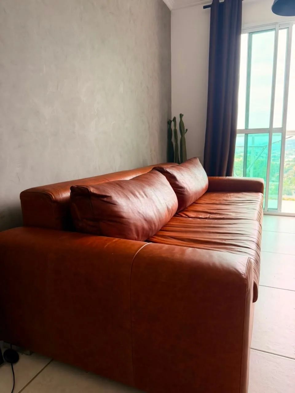 Sofá 4 lugares couro 100% | recém reformado  - Foto 2