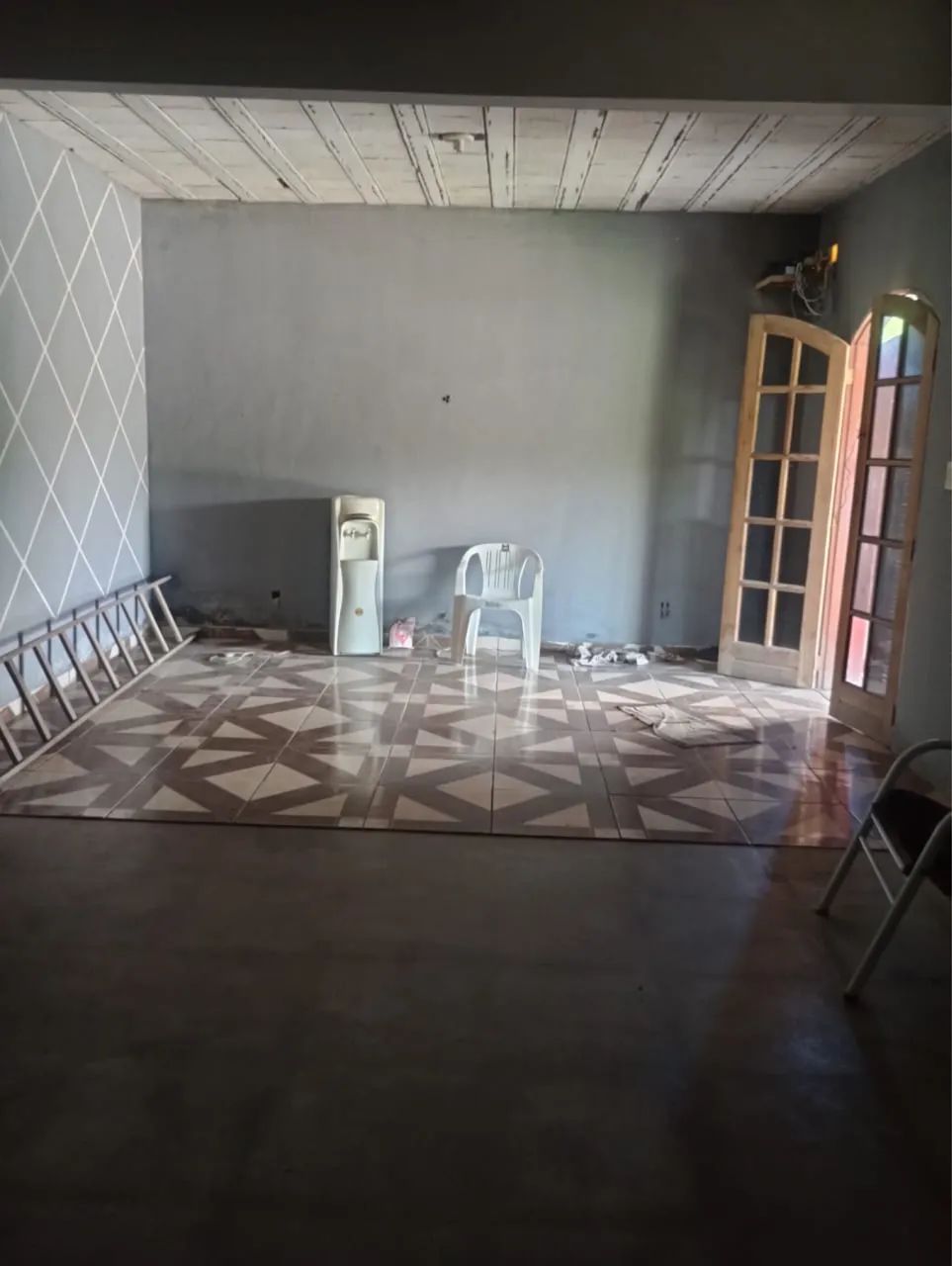 Vendo casa com com piscina e 2 galpões anexos - Foto 2