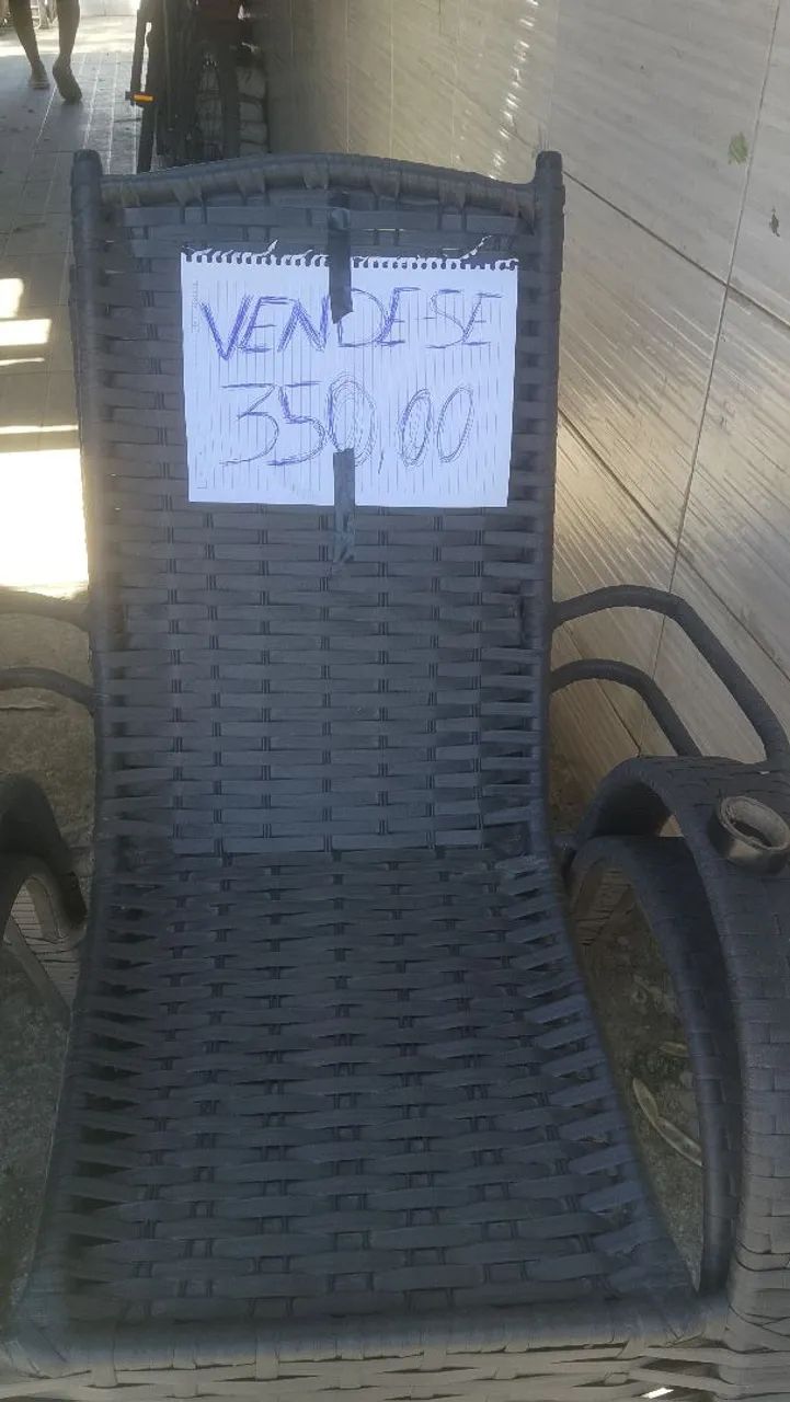 Cadeiras e mesa pequena 