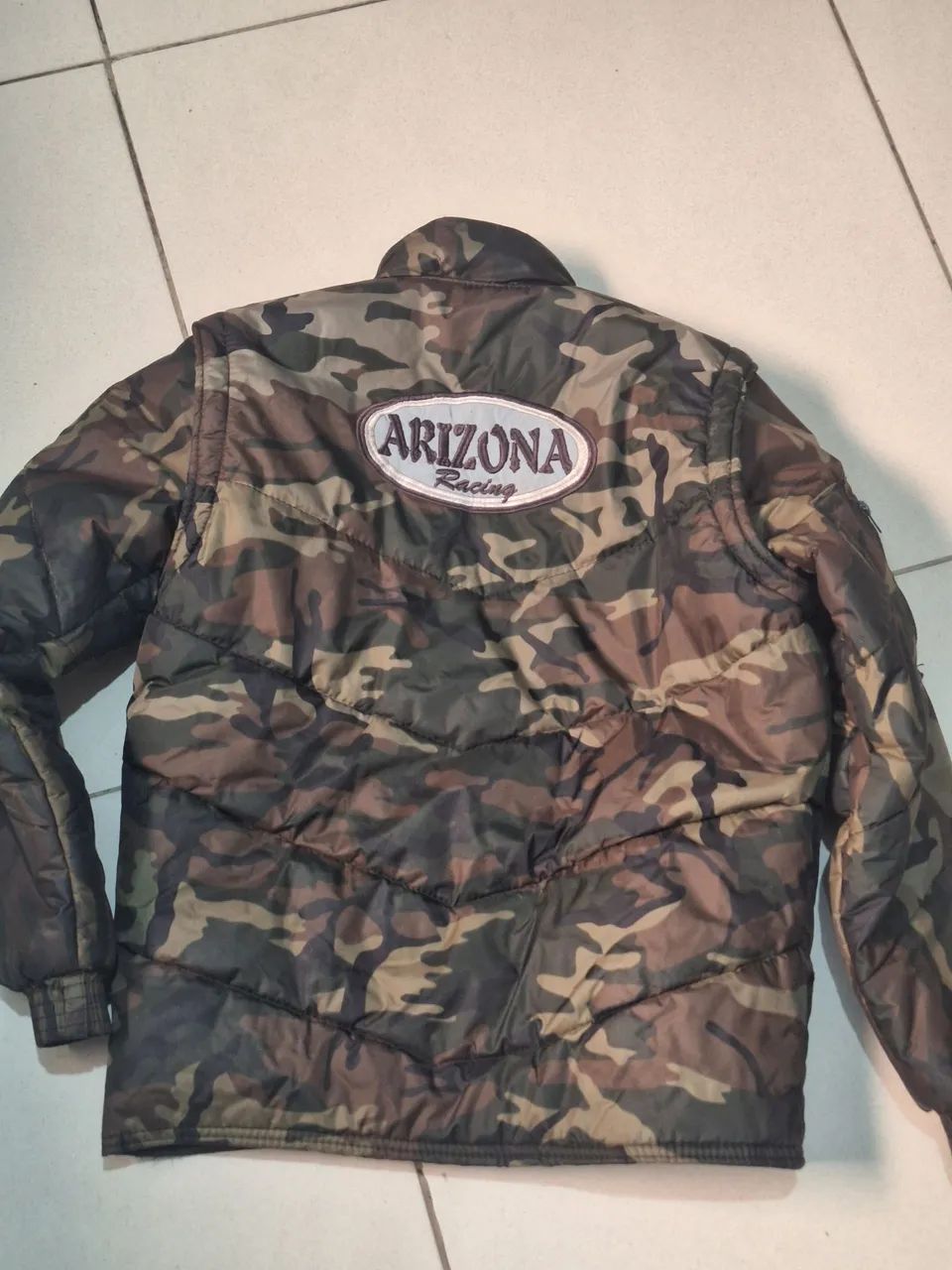 Jaqueta camuflada com patch "ARIZONA Racing