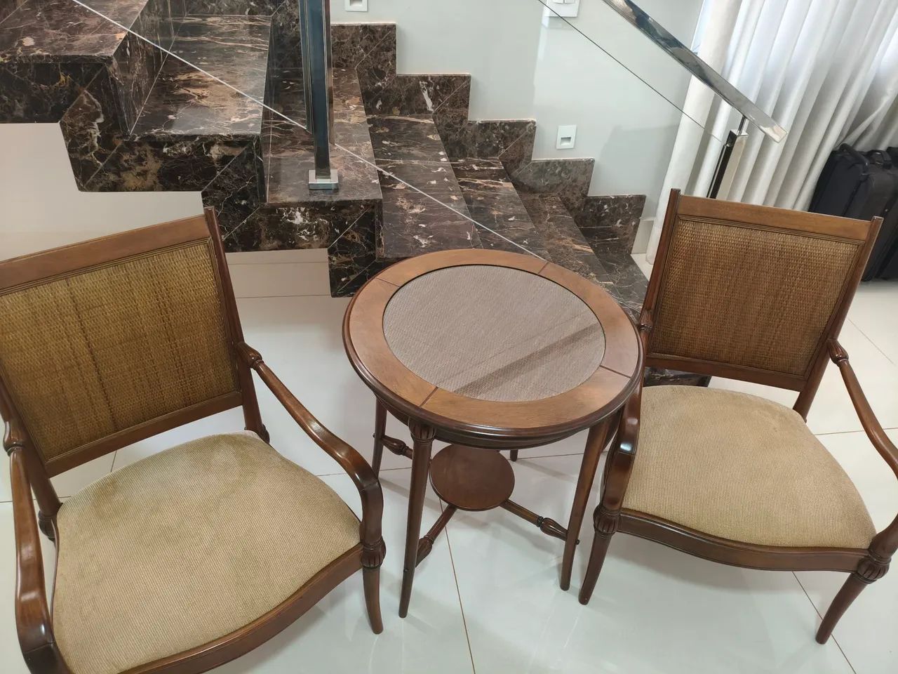 Mesa com duas poltronas 
