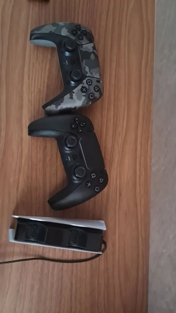 PS5 fat 2 controles e base de carregamento - Foto 2