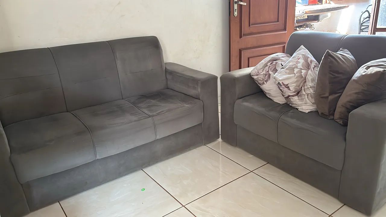 Vende se esse sofá, com marcas de uso e pouca espuma. 
