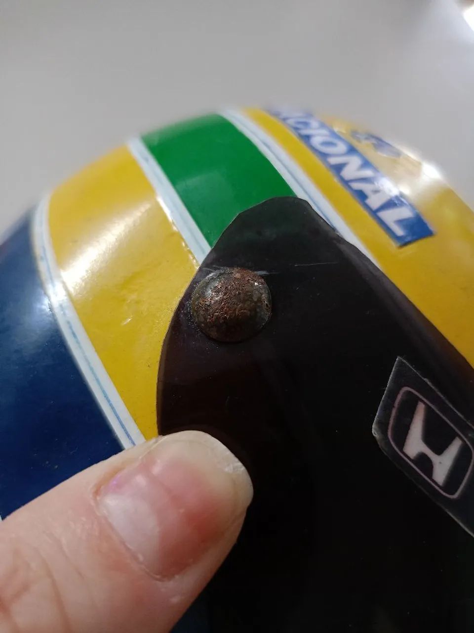 Mini capacete Ayrton Senna com desgaste do tempo  - Foto 2