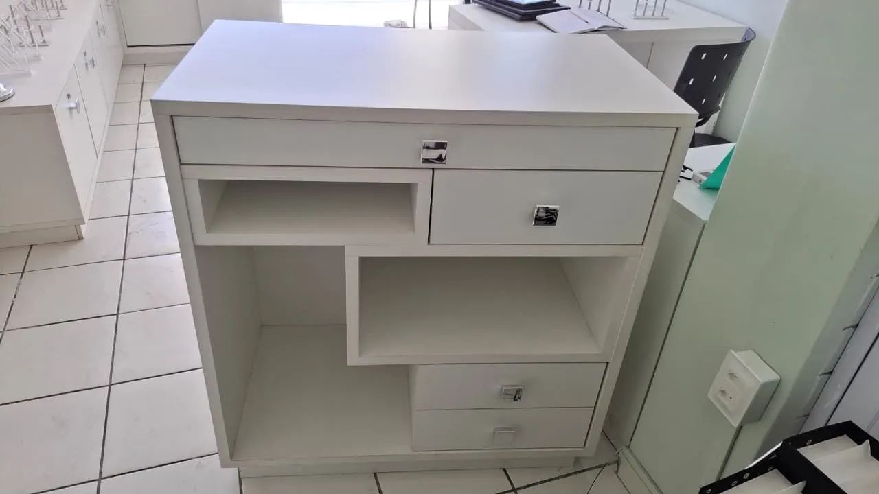 Balcão com gaveteiro em Mdf e pinos projetado 