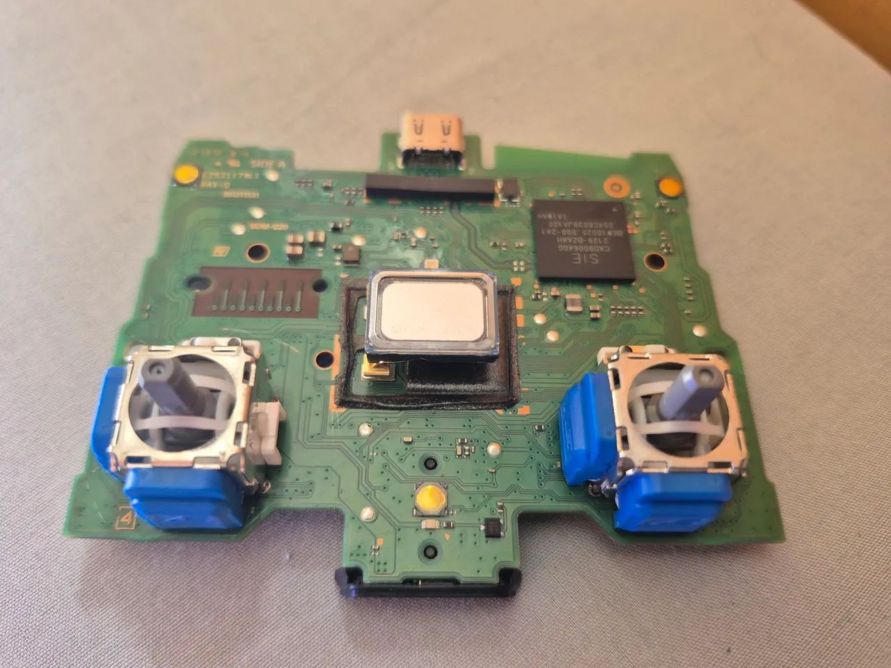 Controle de PS5 DualSense Cosmic Red com analógicos anti-drift (Hall Effect  / TMR). - Foto 6