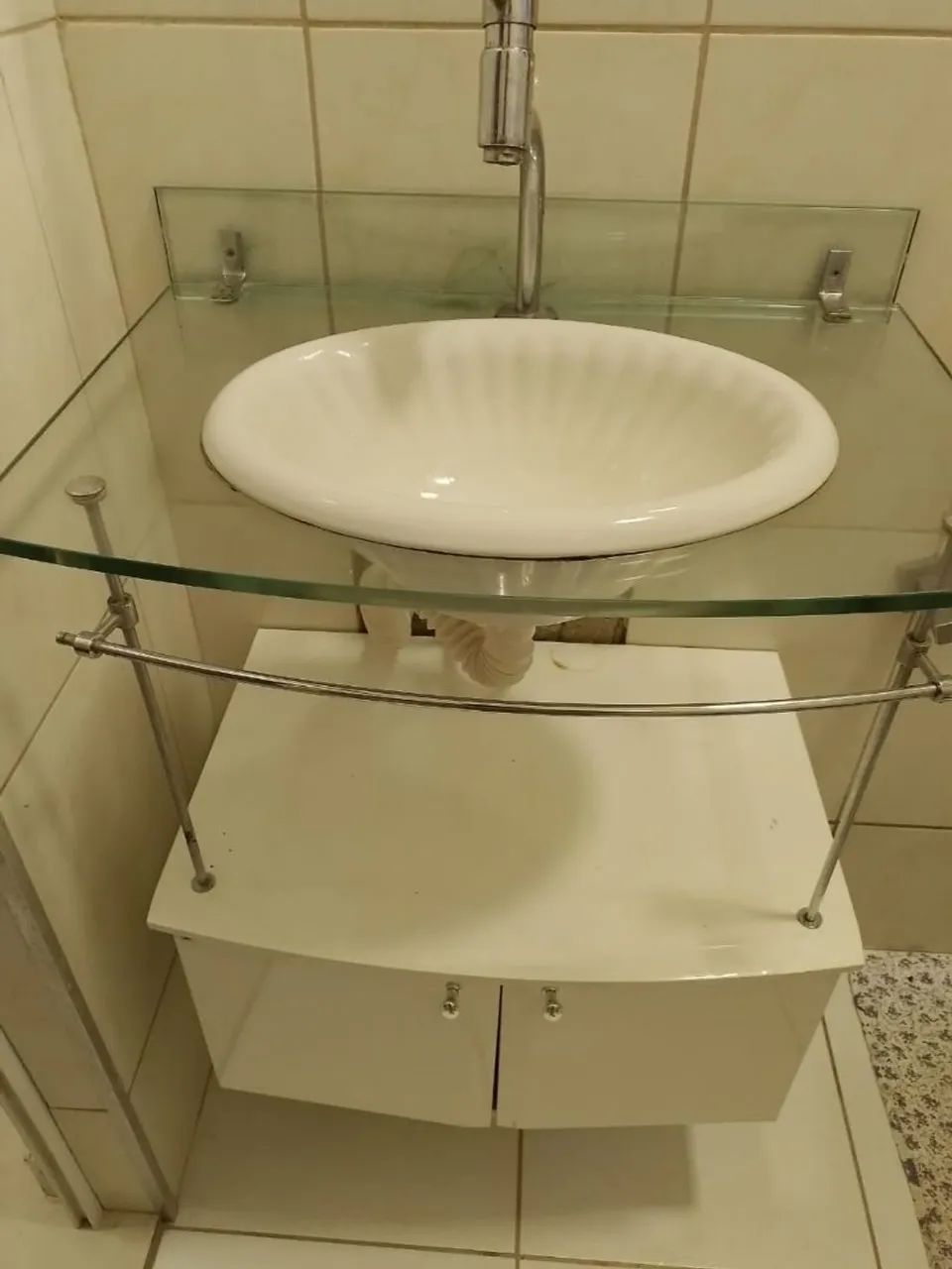 Gabinete completo de banheiro 