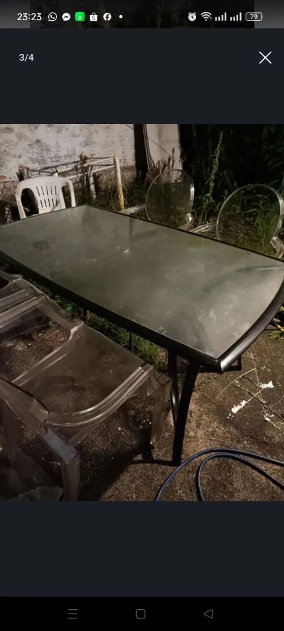 Mesa com 4 cadeira acrílico 