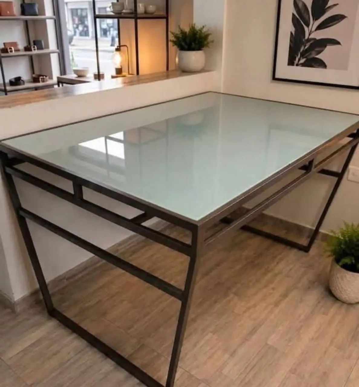 Mesa de ferro com tampão de vidro
