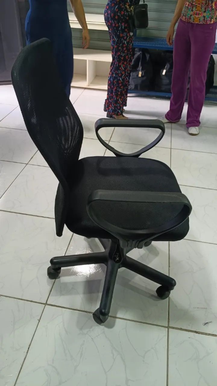 Cadeira de Escritório Ergonômica com Rodinhas - Ótimo Estado - Foto 2