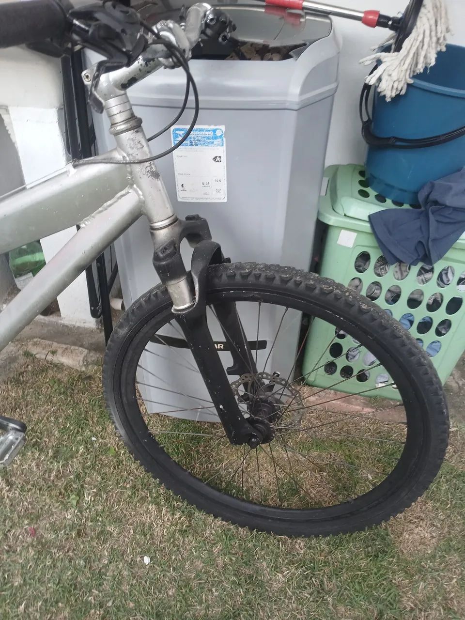 Bicicleta aro 26 com pneu furado - Foto 2