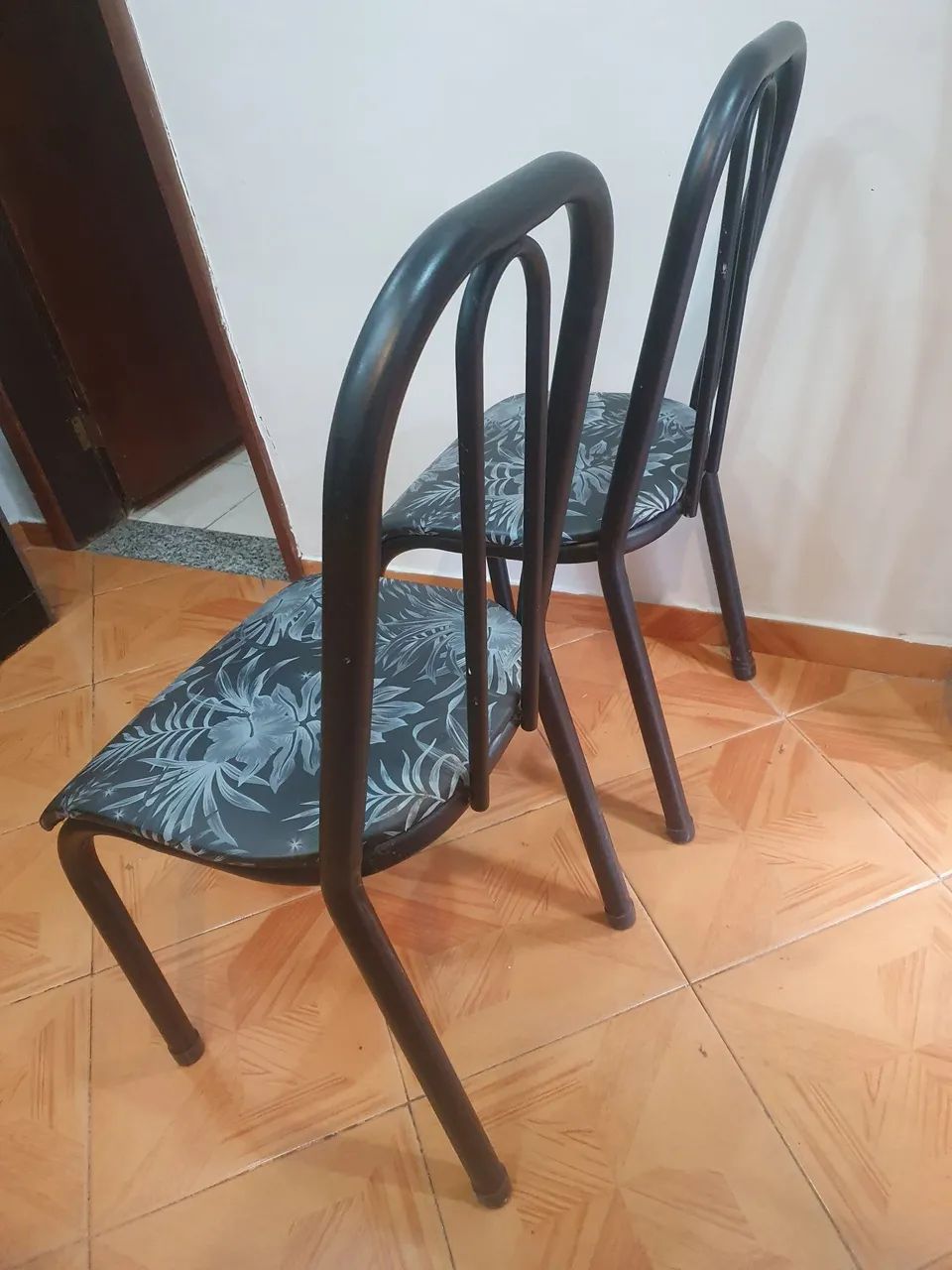 Conjunto 2 cadeiras pretas com assento floral - Usado em ótimo estado - Foto 3