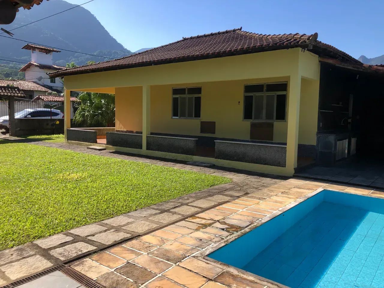 CASA LINEAR COM PISCINA DENTRO DE CONDOMÍNIO FECHADO. - Foto 2