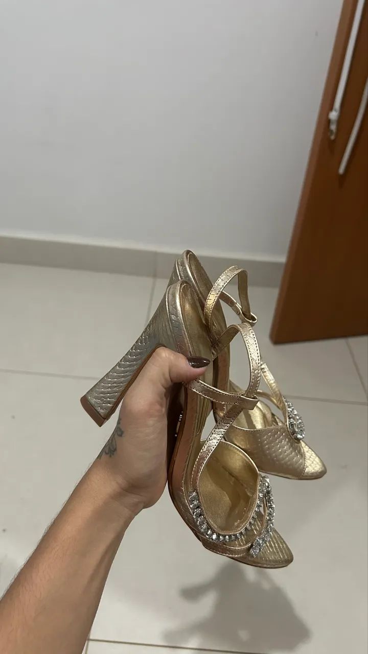 Sandália UZA dourada nova - Foto 2